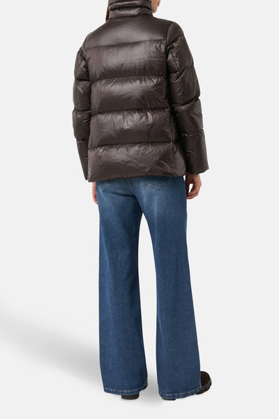 Veste courte marron de COMMA, vue de dos, portée avec un jean ample bleu.
