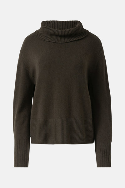 Pull brun à col roulé par COMMA, en tricot côtelé sur le col et le bas.
