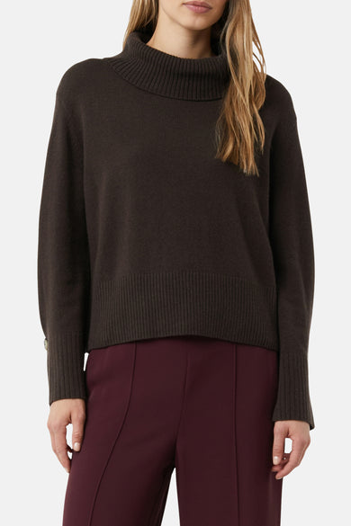 Bruine bruine trui met col van Comma, met geribbelde zoom en gedragen met een bordeauxrode broek.