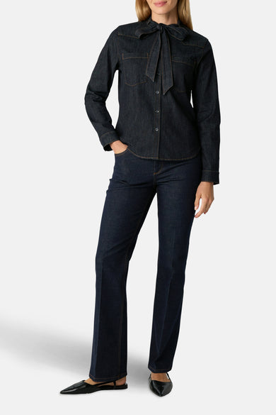 Donkerblauwe spijkerblouse met lange mouwen van COMMA, met een decoratieve strik.