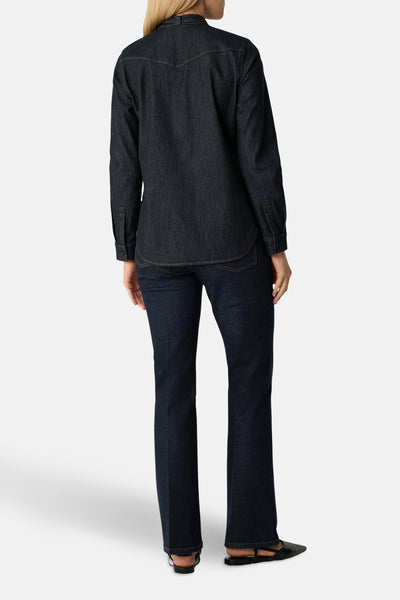 COMMA donkerblauwe denim blouse met lange mouwen, westerse paspel en drukknoppen.