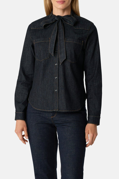 Donkerblauwe spijkerblouse met lange mouwen van COMMA, met twee borstzakken en een decoratieve strik.