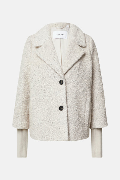 Veste courte beige en maille bouclée par COMMA, avec fermeture boutonnée apparente et manches trois-quarts côtelées.
