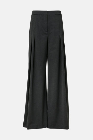 Grijze COMMA pantalon, wijd en geplooid, op een effen achtergrond.