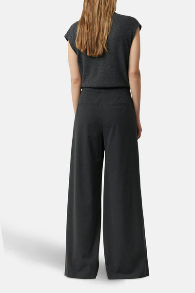 Grijze COMMA pantalon, wijde pasvorm en brede pijpen, met paspelzakken achter.