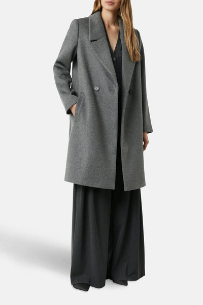 Pantalon de costume gris de COMMA, large avec une texture lisse, porté avec un manteau assorti.
