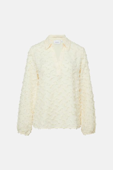 Blouse beige à manches longues de COMMA, avec une texture en relief et un col classique.
