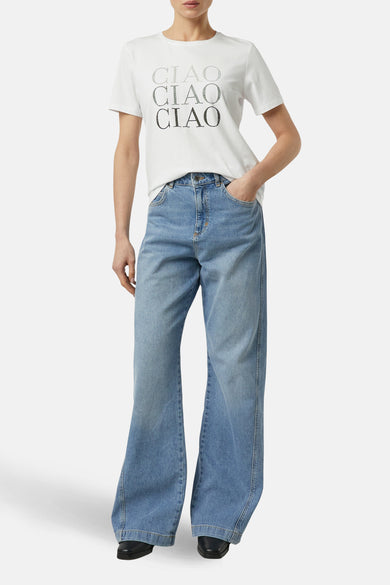 Wit T-shirt met korte mouwen van COMMA, gedragen met een spijkerbroek en zwarte schoenen.