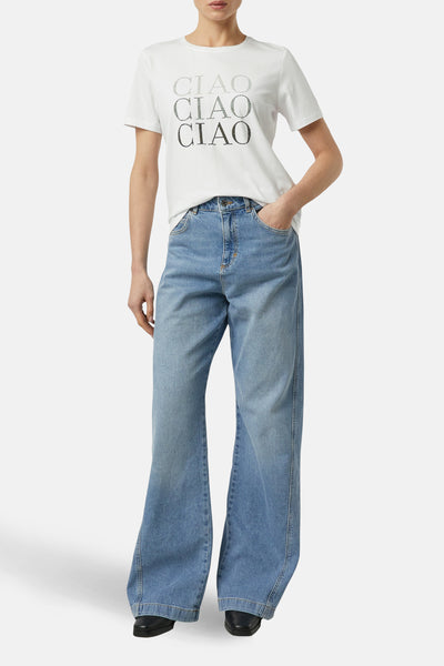 Wit T-shirt met korte mouwen van COMMA, gedragen met een spijkerbroek en zwarte schoenen.