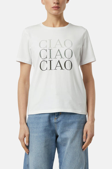 Wit T-shirt met korte mouwen van COMMA, met het woord "CIAO" in een verloopprint op de voorkant, gedragen met een blauwe spijkerbroek.