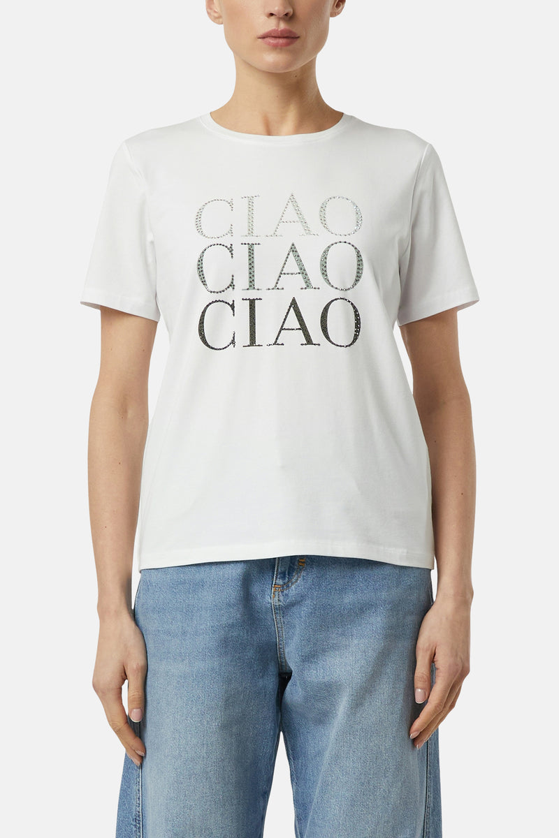 Wit T-shirt met korte mouwen van COMMA, met het woord "CIAO" in een verloopprint op de voorkant, gedragen met een blauwe spijkerbroek.