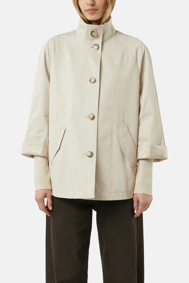 Veste courte beige de COMMA avec fermeture boutonnée, poches plaquées et manches à revers.