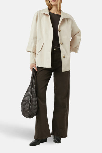 Veste courte beige de COMMA, avec boutons, portée avec un pantalon marron et un sac tressé.