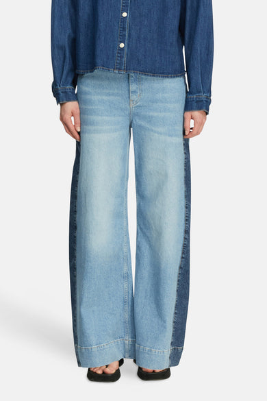 Wijde spijkerbroek in middieblauw denim van COMMA met een donkere zijstreep, een losse pasvorm en een brede zoom.