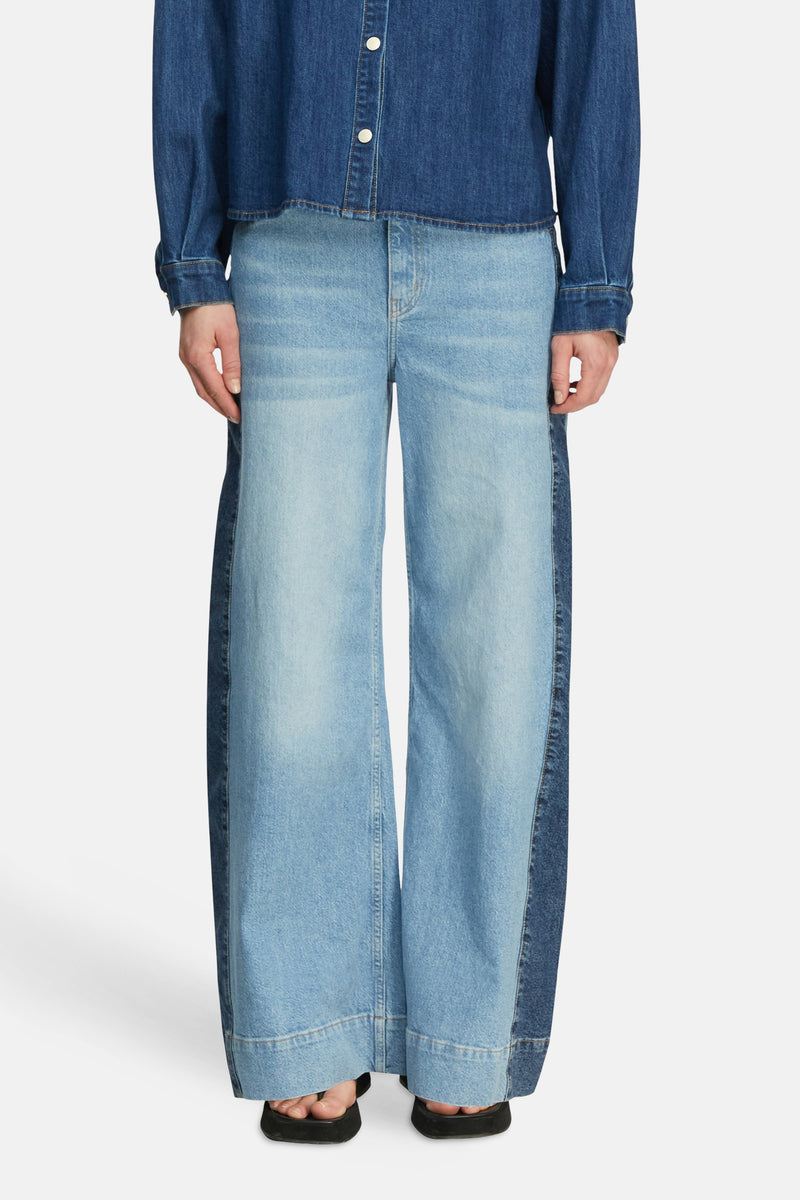 Wijde spijkerbroek in middieblauw denim van COMMA met een donkere zijstreep, een losse pasvorm en een brede zoom.
