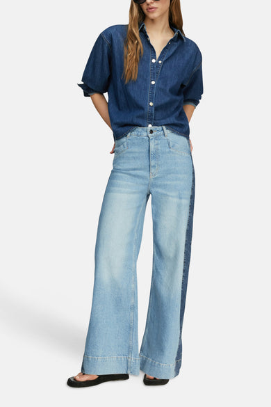 Wijde jeans van middieblauw denim van COMMA, met donkere streep aan de zijkant en uitlopende pijpen.