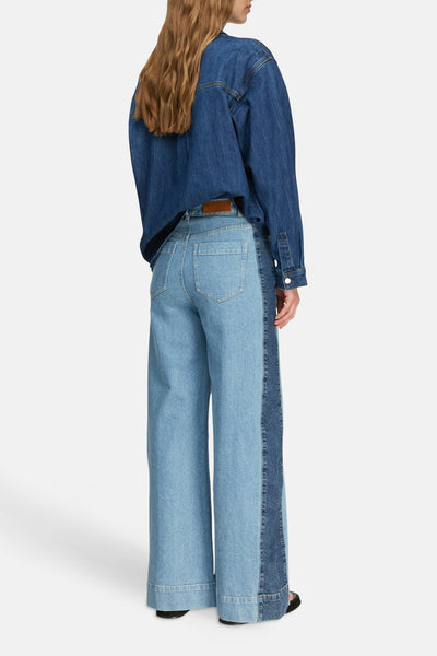 Jean large en denim bleu moyen par COMMA avec une bande latérale foncée, coupe ample et ourlet large.