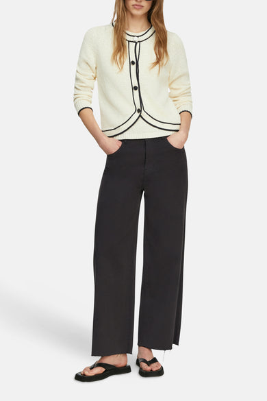 Beige gilet van COMMA met een contrasterende zwarte bies en donkere knopen.