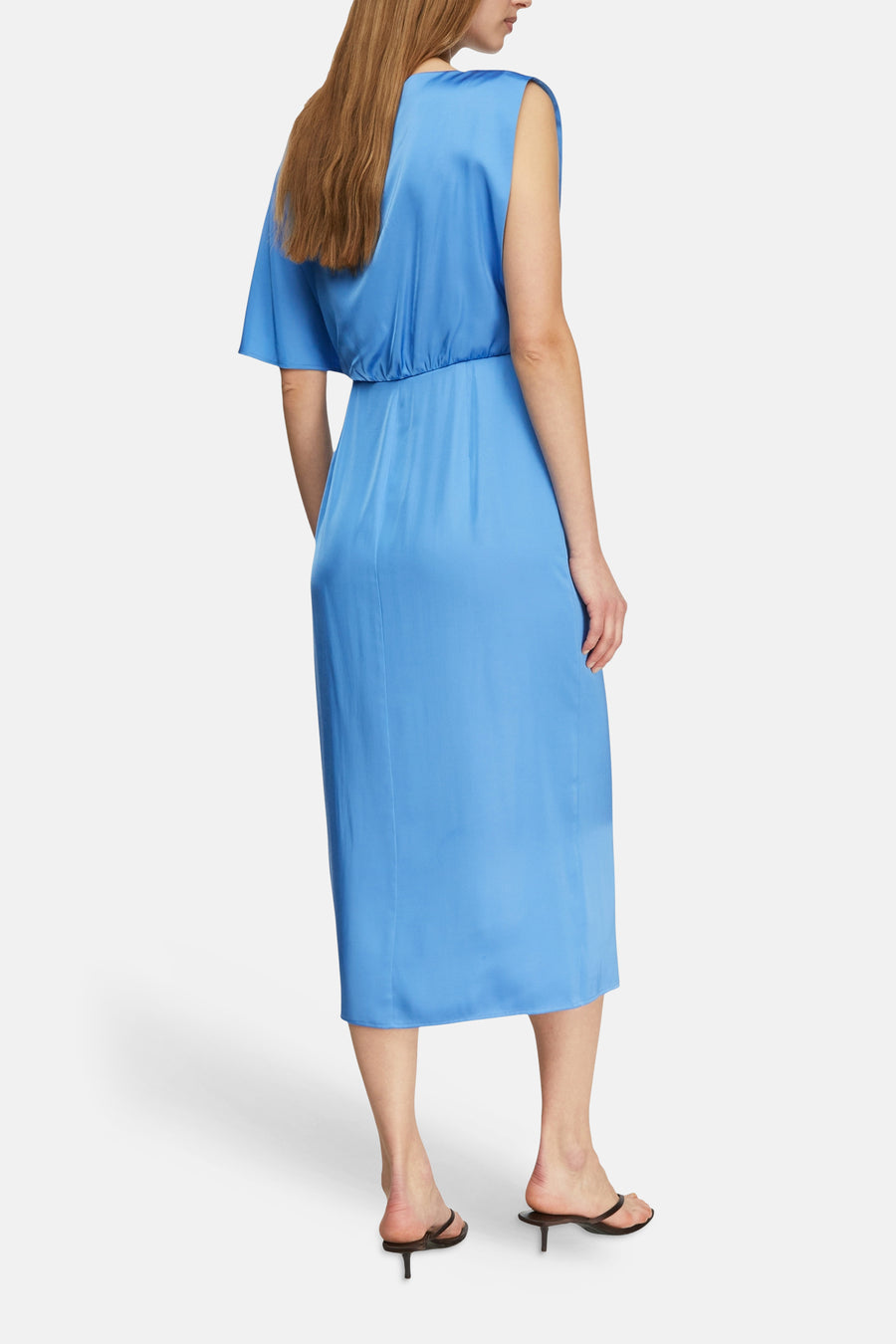 Robe bleue en satin de COMMA, avec manches courtes et longueur midi, vue de dos.