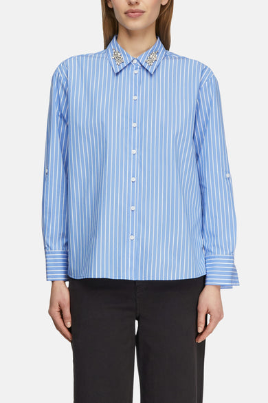 Chemise bleue rayée à manches longues, de COMMA, avec des ornements bijou sur le col et une patte de boutonnage.