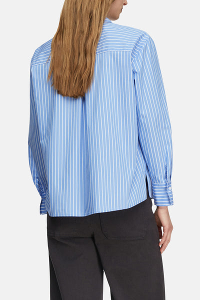 Chemise bleue à rayures blanches de COMMA, avec des manches longues et un ourlet droit.