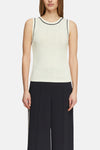 Beige mouwloze top van COMMA, met contrasterende zwarte bies en gebreide textuur.