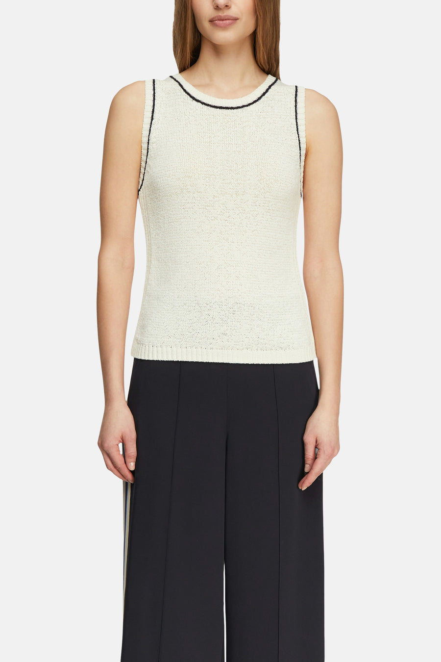 Beige mouwloze top van COMMA, met contrasterende zwarte bies en gebreide textuur.