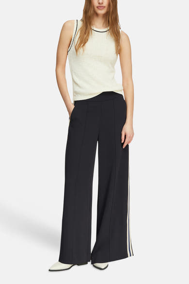 Beige mouwloze top van COMMA, met zwarte bies langs de hals en armsgaten.