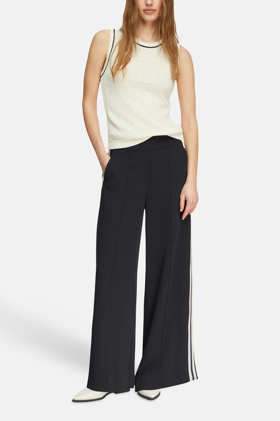 Beige mouwloze top van COMMA, met zwarte bies langs de hals en armsgaten.