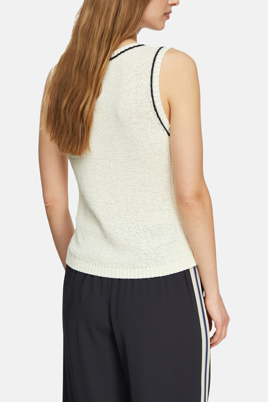 Top sans manches beige de COMMA, avec bordure noire contrastante et texture tricotée.