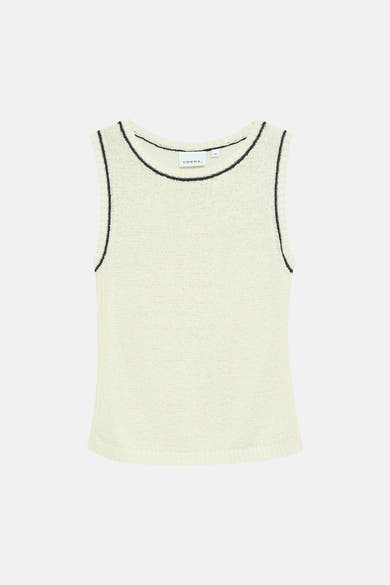 Beige mouwloos topje van COMMA, met contrasterende zwarte biezen bij de halslijn en armsgaten.