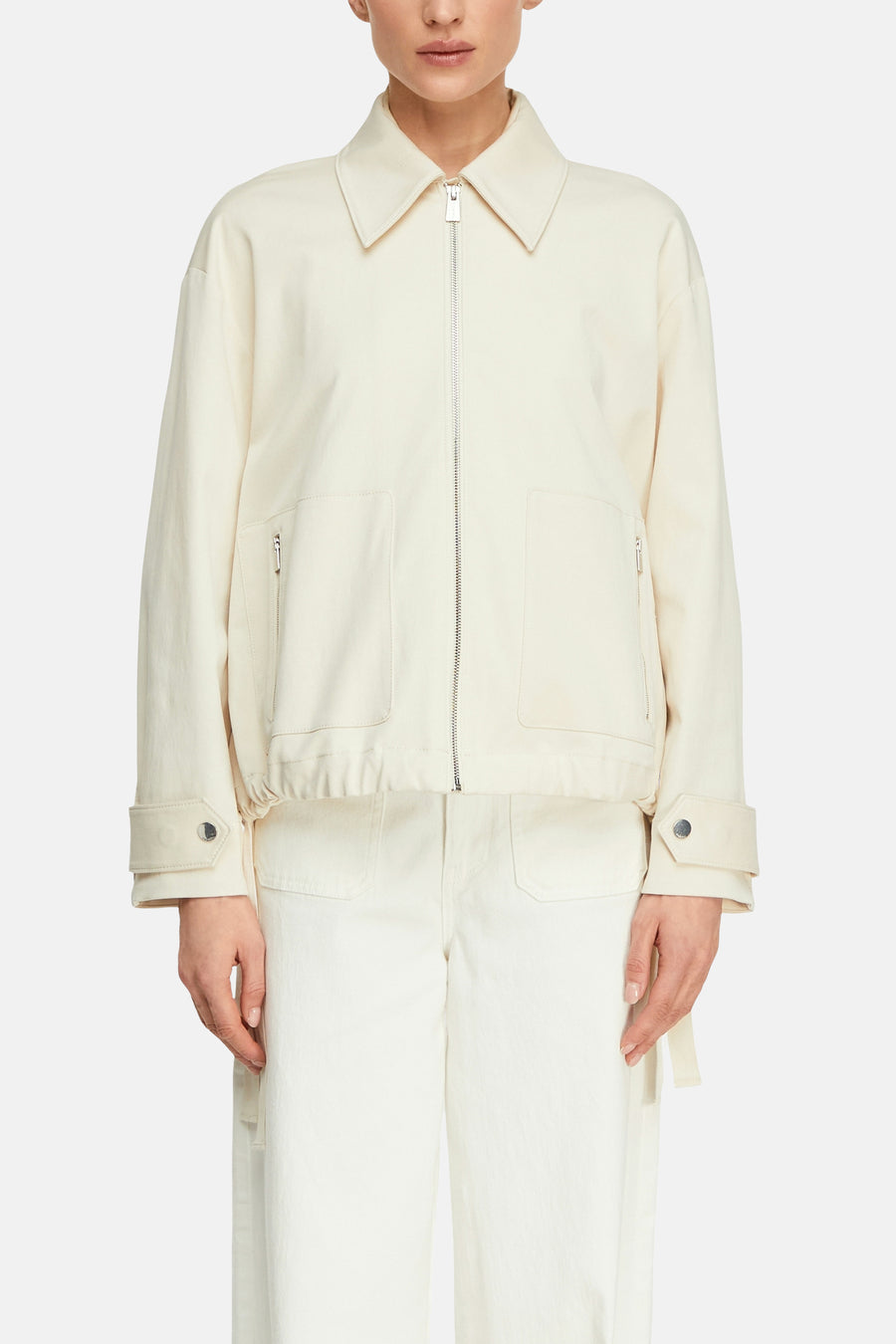 Korte beige jas van COMMA, met lange mouwen en geplooide taille.
