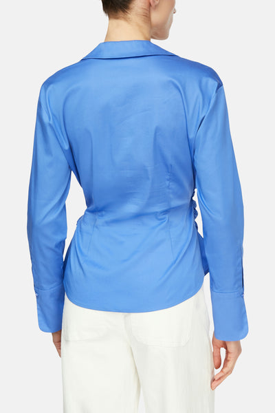 Chemise bleue à manches longues de COMMA, vue de dos avec des détails froncés sur les côtés.