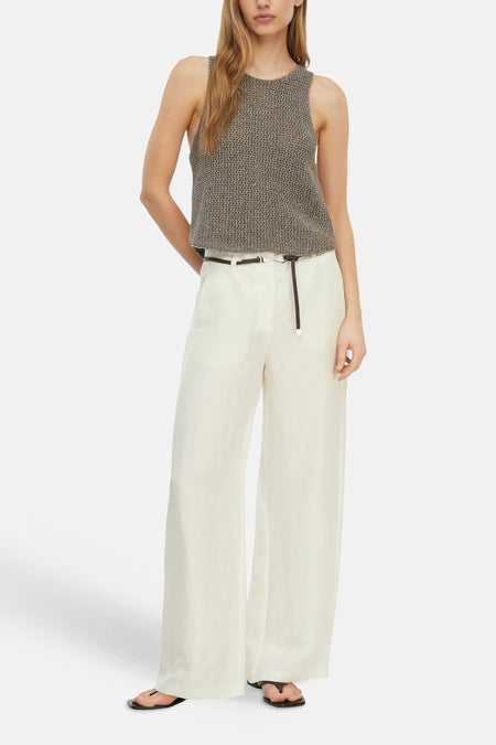 Mouwloze taupe gebreide top van COMMA, gedragen met een ecru linnen wijde broek en een gevlochten riem.