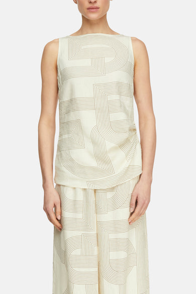 Blouse sans manches beige de COMMA, avec un motif géométrique de lignes marron et un col bateau, portée avec un pantalon assorti.