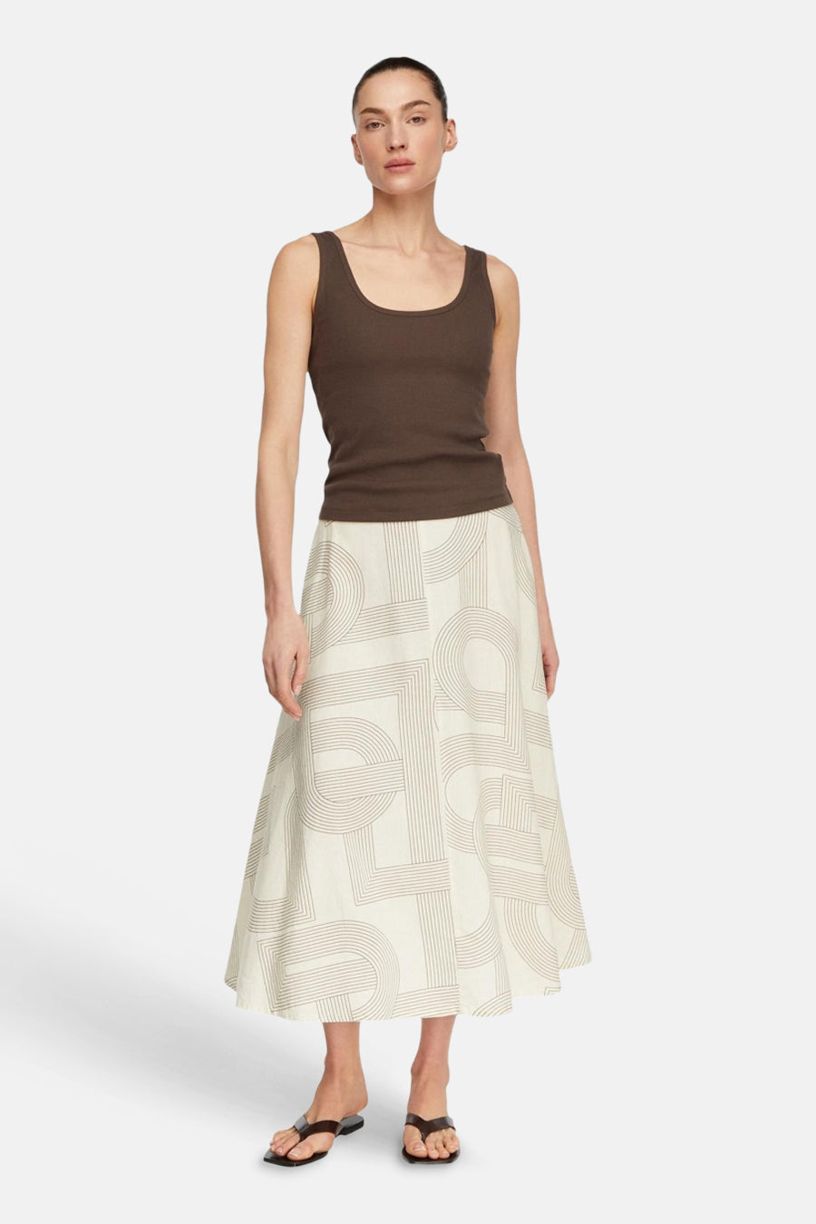 Jupe longue beige de COMMA avec un motif géométrique marron.