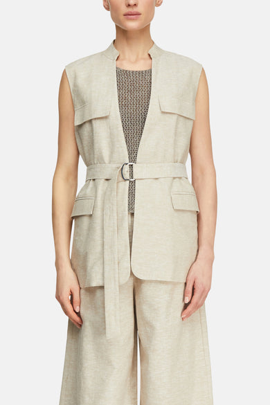 Taupe mouwloos linnen colbert van COMMA, met ceintuur, gedragen met een bijpassende broek, achtergezicht.