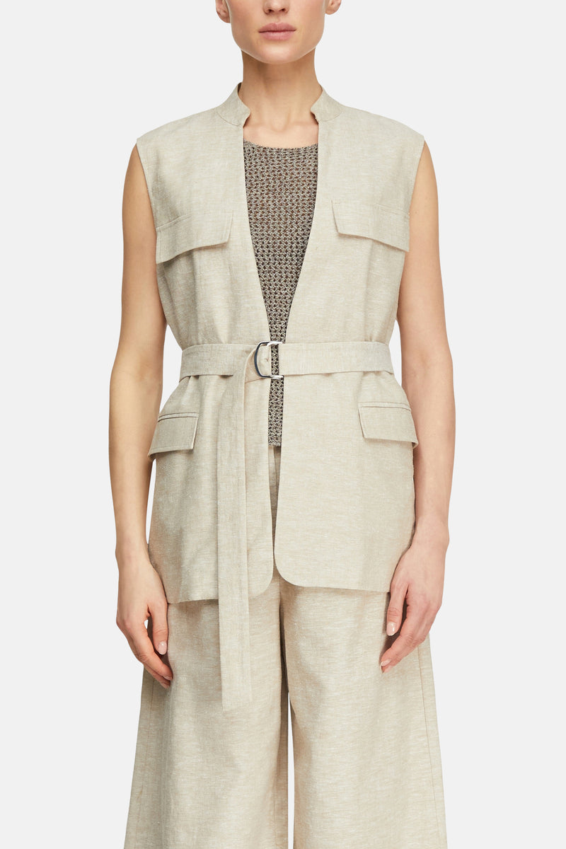 Taupe mouwloos linnen colbert van COMMA, met ceintuur, gedragen met een bijpassende broek, achtergezicht.