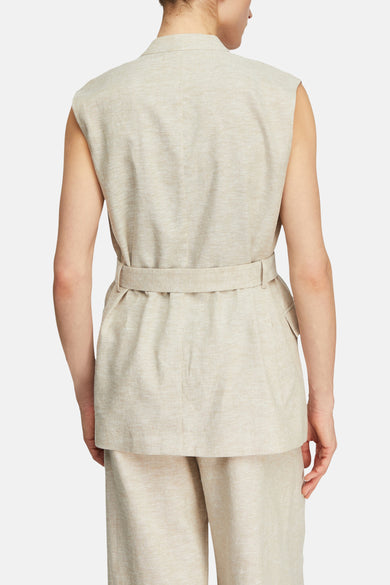 Blazer sans manches taupe en lin de COMMA, avec ceinture, porté avec un pantalon assorti, vue de dos.