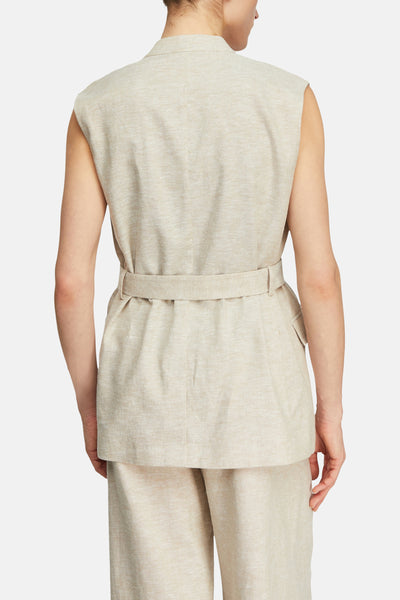 Blazer sans manches taupe en lin de COMMA, avec ceinture, porté avec un pantalon assorti, vue de dos.