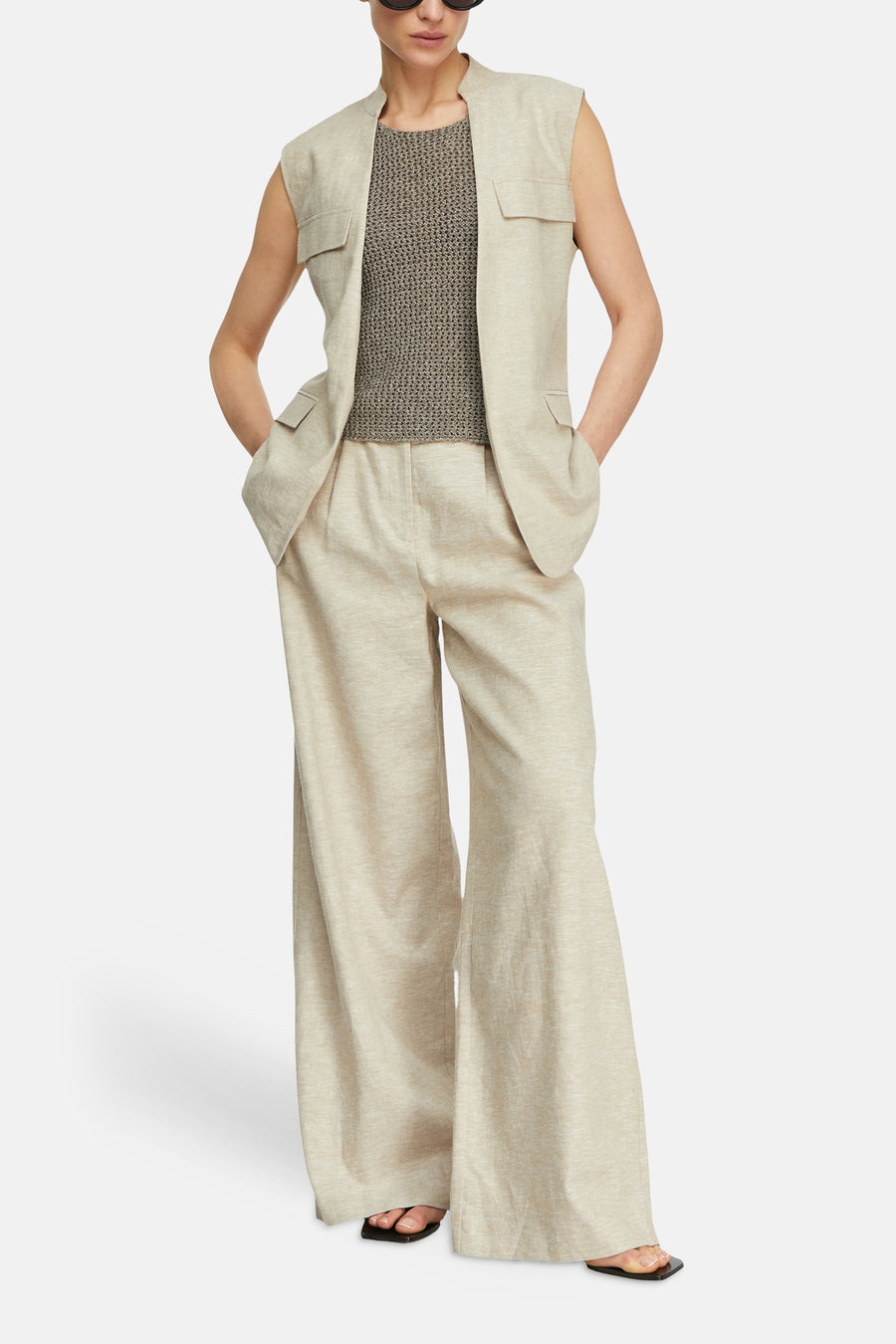 Blazer taupe de COMMA sans manches, en lin, avec poches à rabat, porté ouvert sur un haut.