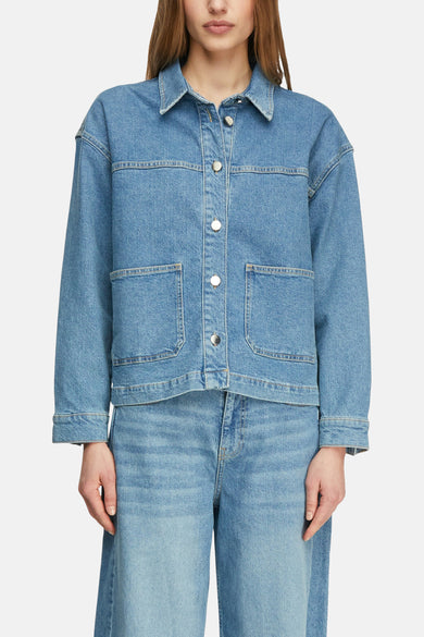 Veste courte en denim bleu moyen de COMMA, avec poches plaquées et boutons argentés.