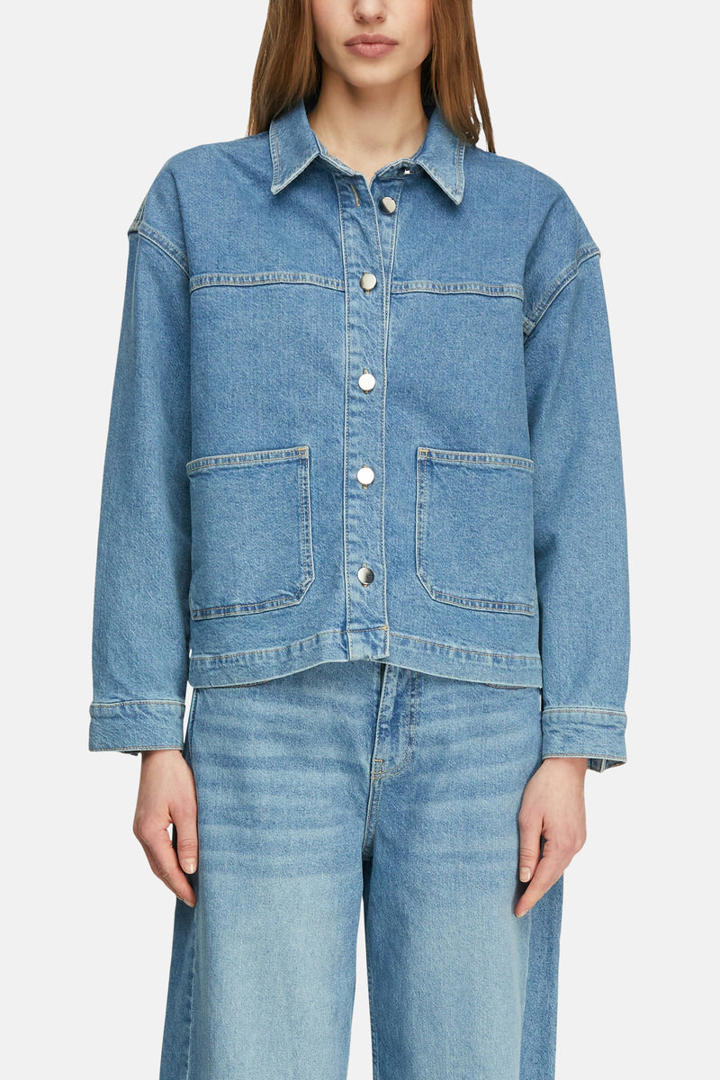 Veste courte en denim bleu moyen de COMMA, avec poches plaquées et boutons argentés.