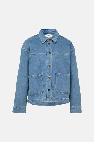 Veste courte en denim bleu moyen de COMMA, avec poches plaquées et boutons argentés.
