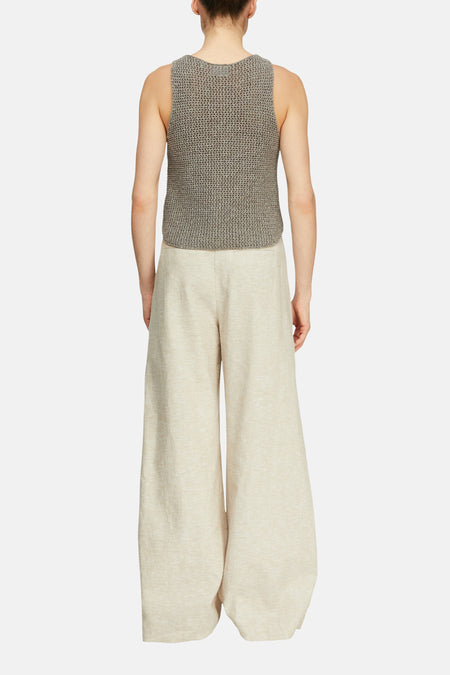 Pantalon de costume taupe de COMMA, ample en tissu texturé, porté de dos avec un débardeur en maille.