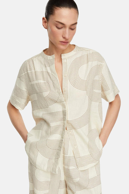 Blouse beige à manches courtes de COMMA, avec motif géométrique marron et col mao.
