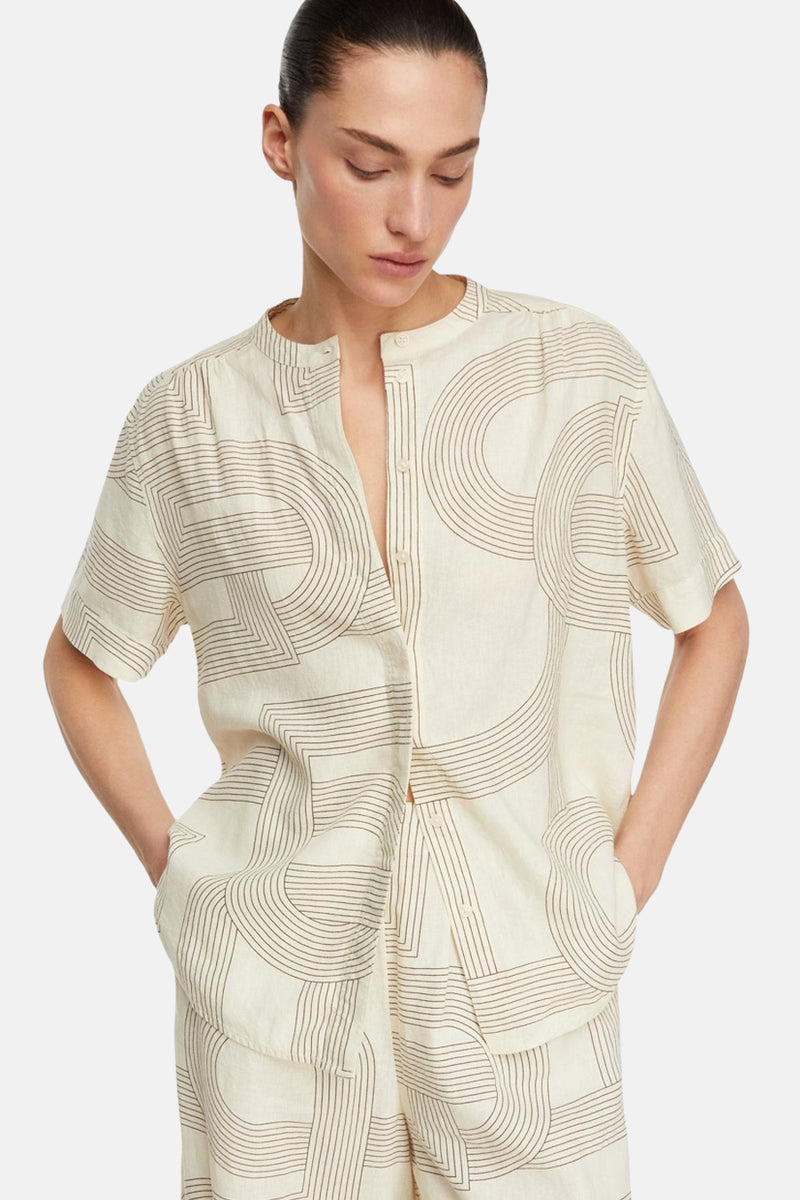 Beige blouse met korte mouwen van COMMA, met bruin geometrisch patroon en opstaande kraag.
