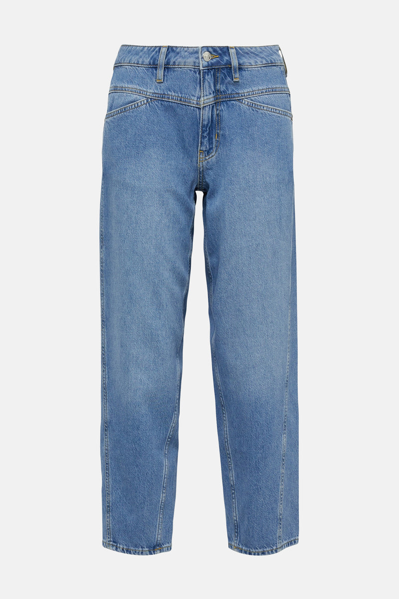 Casual spijkerbroek in middinblauw denim van COMMA, met verkorte pijpen en bruine enkellaarsjes.