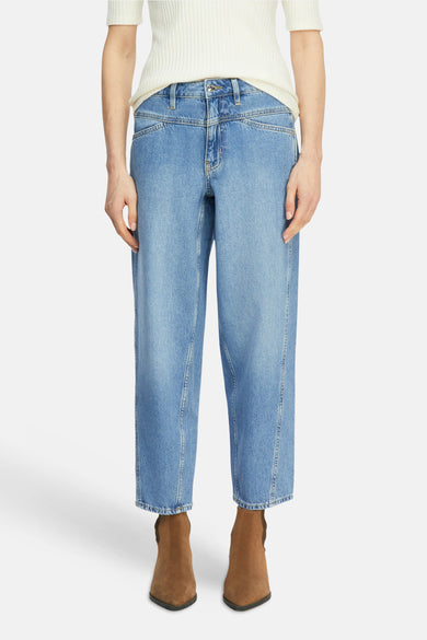 Jean décontracté en denim bleu moyen de COMMA, avec jambes raccourcies et bottines marron.
