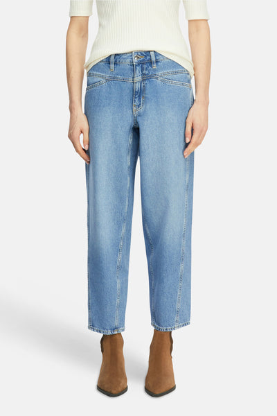 Jean décontracté en denim bleu moyen de COMMA, avec jambes raccourcies et bottines marron.

